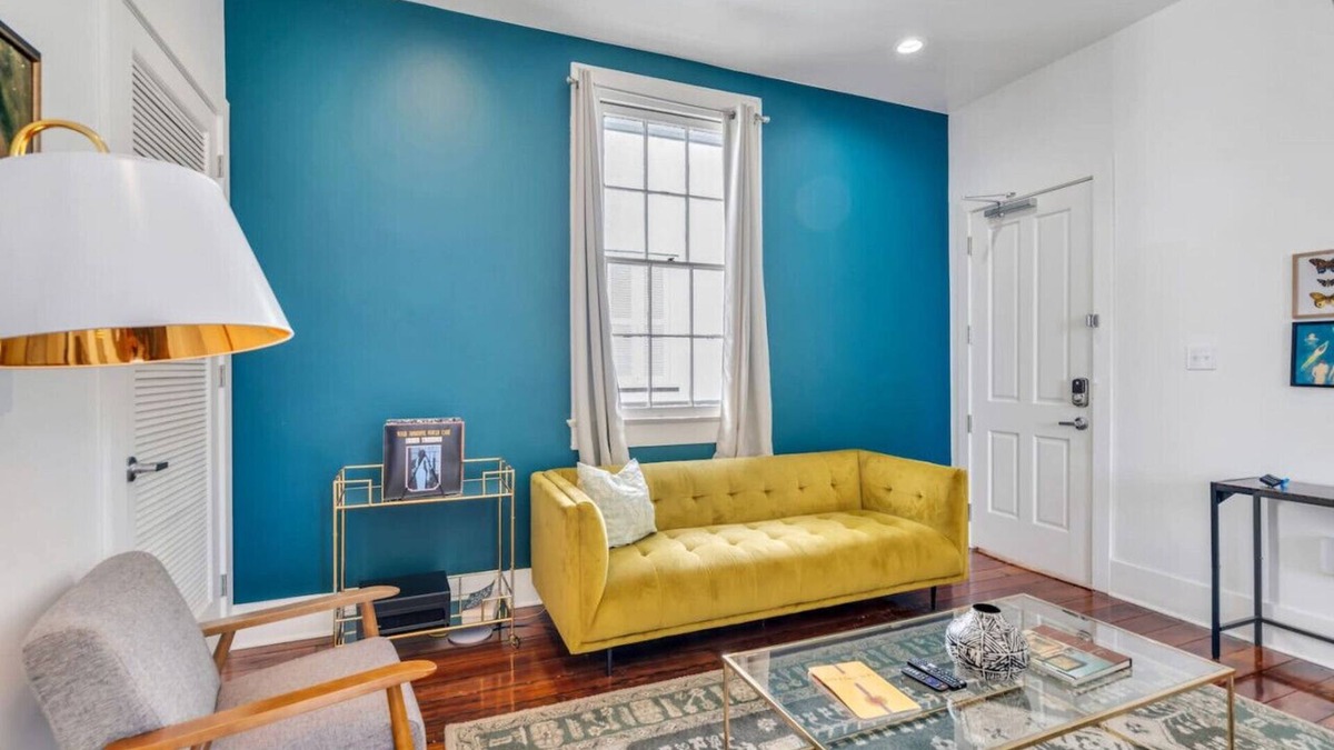 East Riverside Apartment | Hip & Stylish Magazine St. Apt | Balcony & Parking
