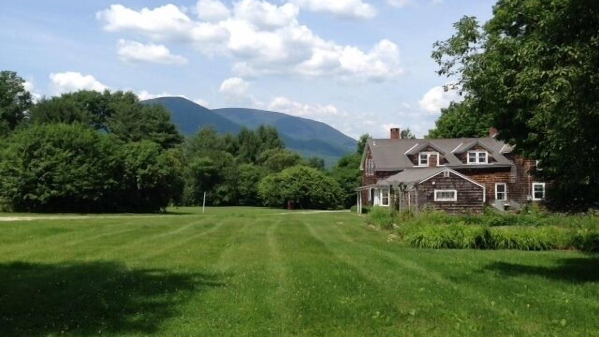 Sunderland House | Historic 1780 Manchester Farm House With Mountain Views