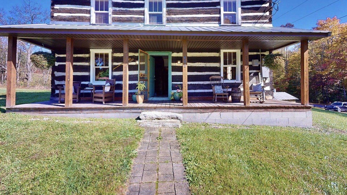 Saxon House | Historic 1855 Covey House Near NEW RIVER GORGE , and Lake Stephens