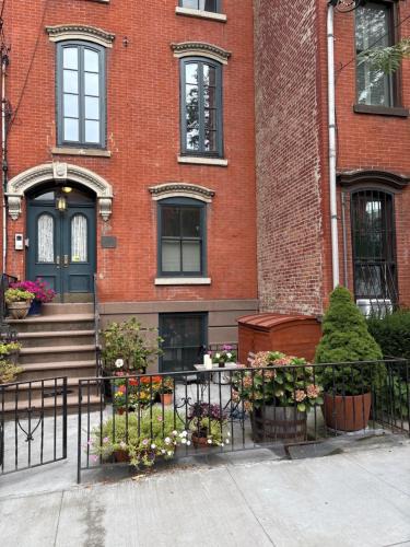 Paulus Hook Apartment | Historic 1869 Brownstone 15 min to NYC downtown