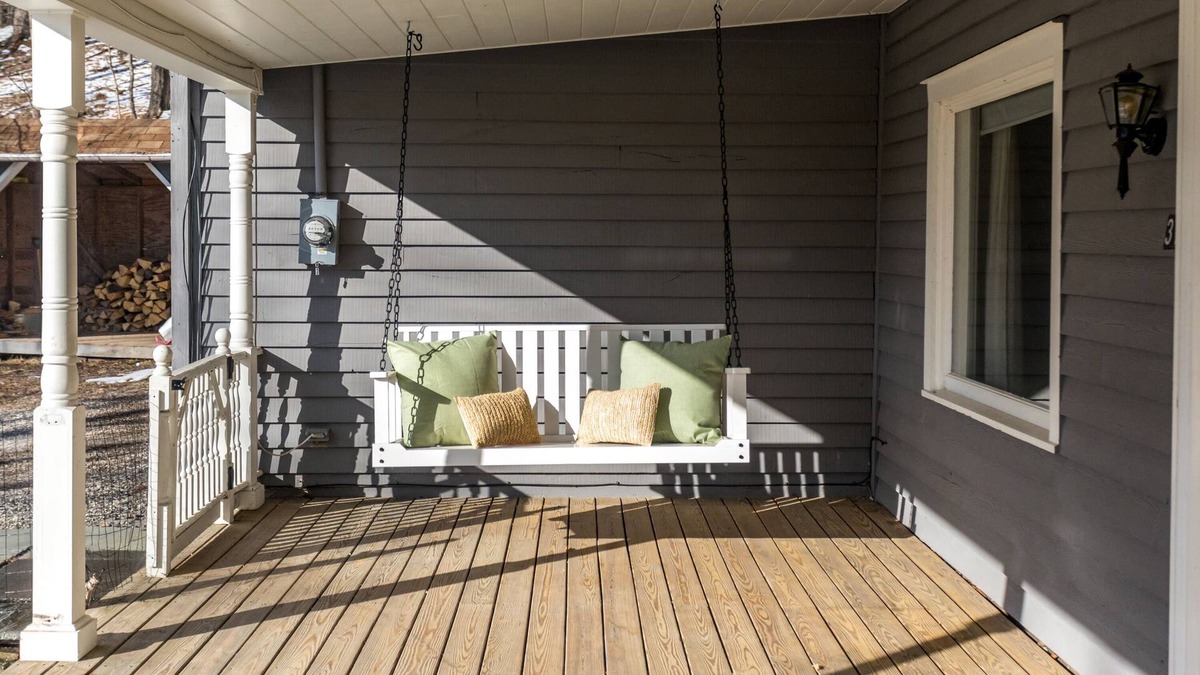 Accord Cottage | Historic 1874 Krom Cottage: Tranquil Getaway