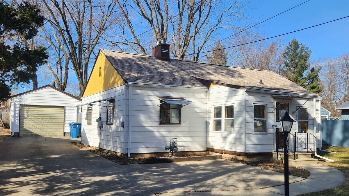Mendota House | Historic 1950's Gunnison Home on Guiles. 3BR, 1BA, Fenced in back yard.