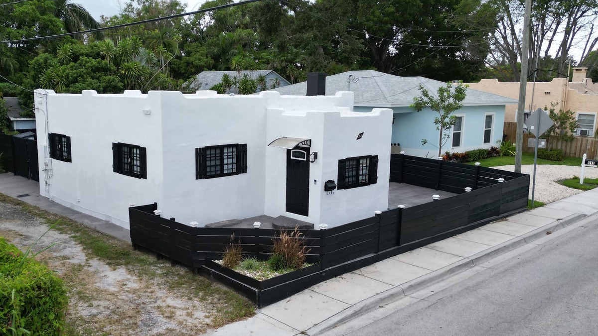 Lake Worth House | Historic 2-bed house, WiFi, pool table/ping pong, hot tub, 3TVs, 3 min to beach