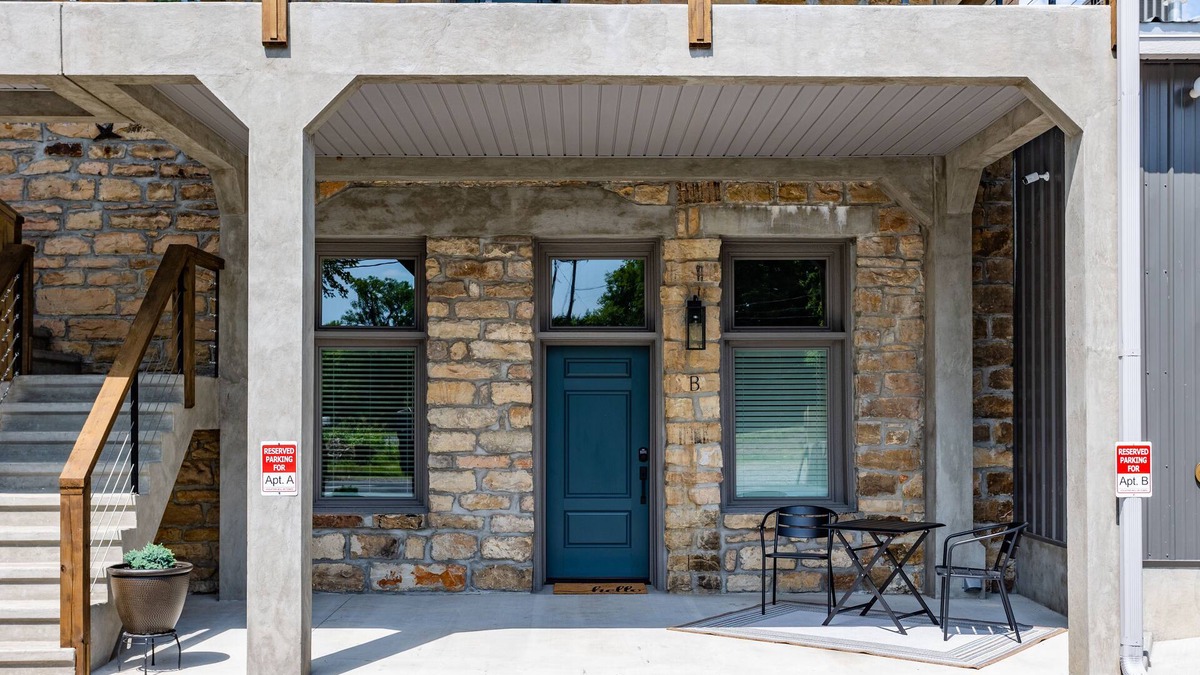 Batesville Apartment | Historic 2-bedroom apartment with WiFi, AC in charming Batesville