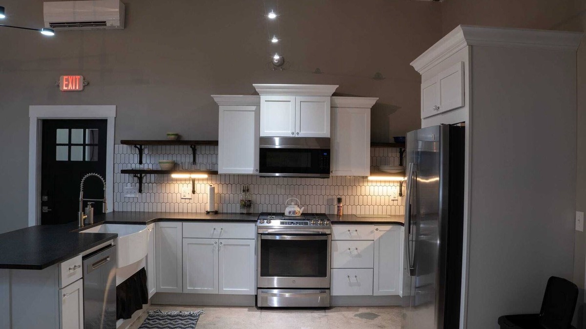 Mountain Home Apartment | Historic 2 bedroom steps off downtown square