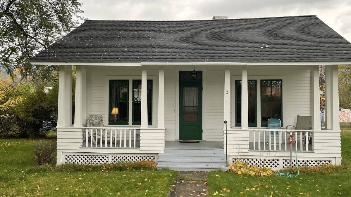 Stevensville Cottage | Historic 2 bedroom home in downtown Stevensville. Pet friendly! RV parking