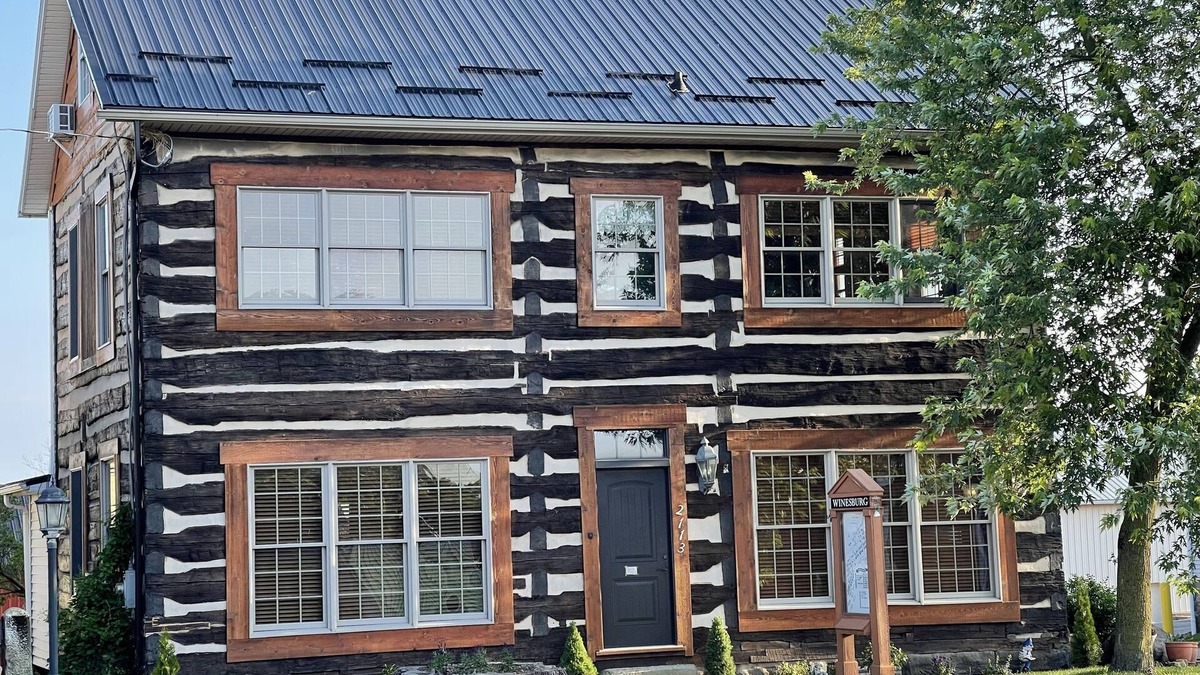 Winesburg House | Historic 200 year old 3-bedroom log house with WiFi and AC in charming Winesburg