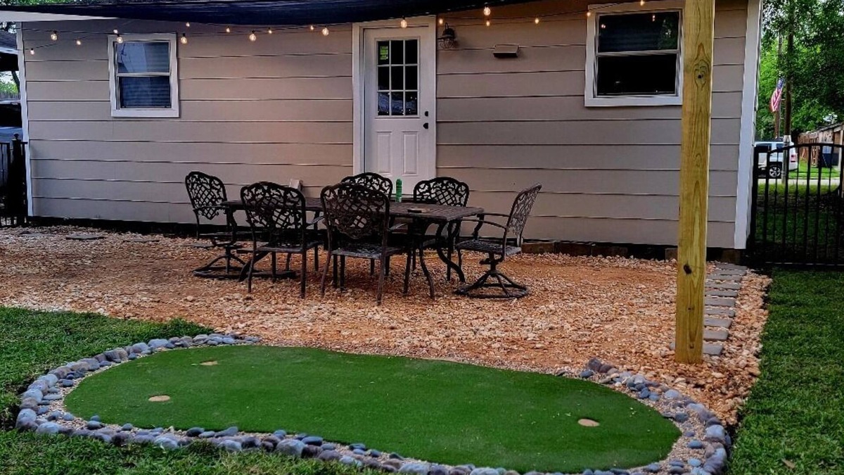 Humble House | Historic 3 bed, 2bath Bungalow Minutes from IAH with Backyard Putting Green!