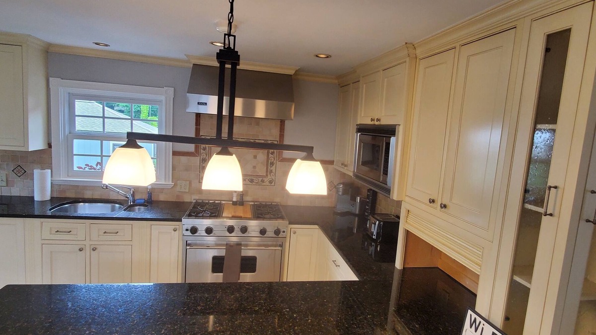 Top of the Hill Apartment | Historic 3 bed with roof deck