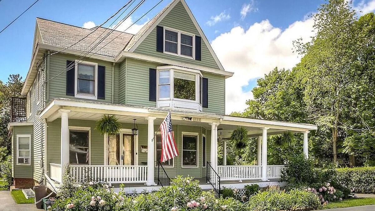 Monroe House | Historic 3-Bedroom 2-Full Baths Victorian Home Fully Furnished in Prime Location