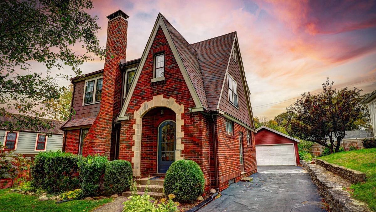 Decatur House | Historic 3 BR Home w/Game Room Near Millikin Univ.