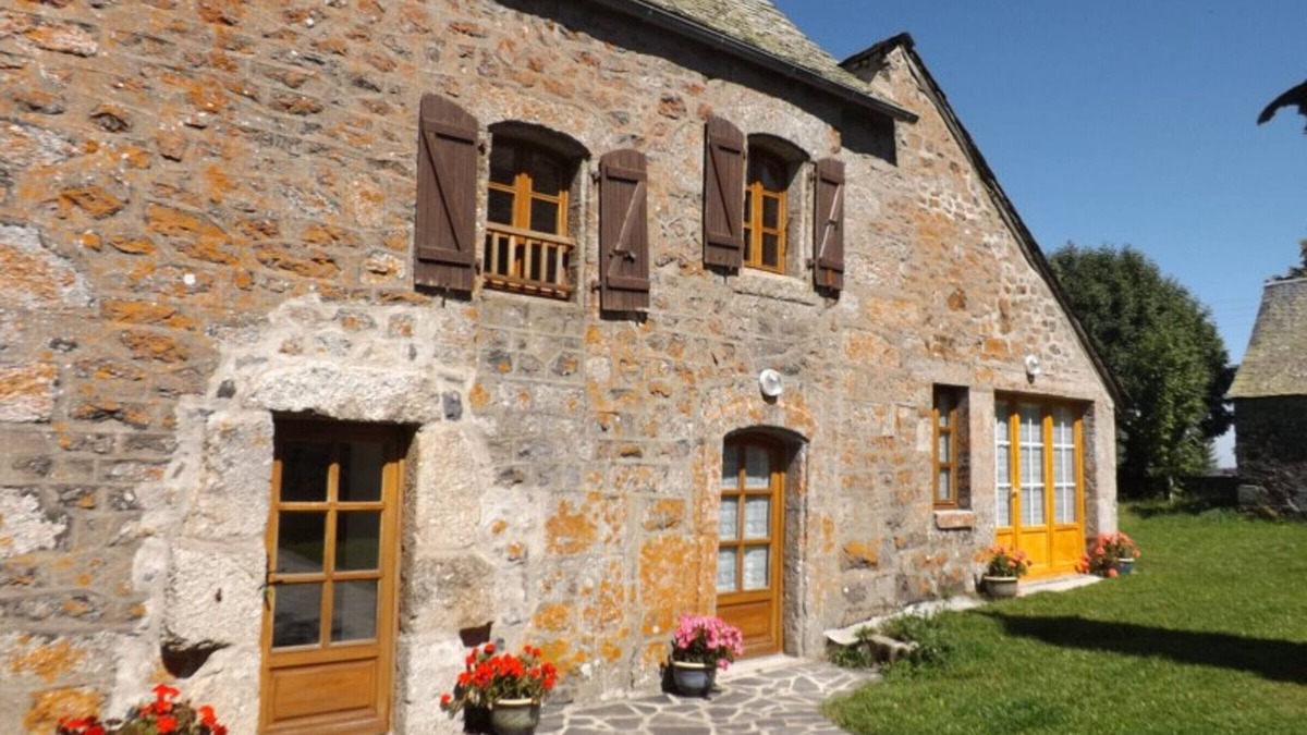 La Trinitat Cottage | Historic 4-bedroom house with fireplace, enclosed garden and pets allowed