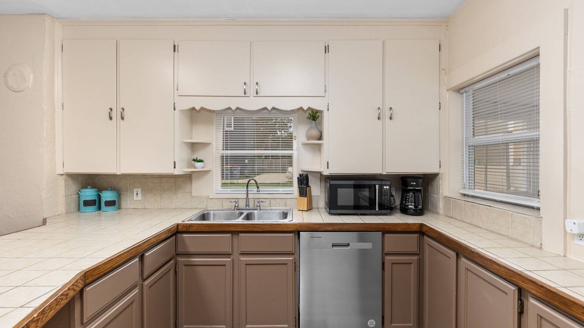 Grand Rapids House | HIstoric 4 BR Near Fulton St