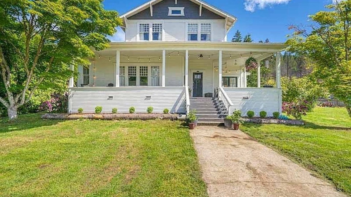 Marion County House | Historic 6-bedroom Home