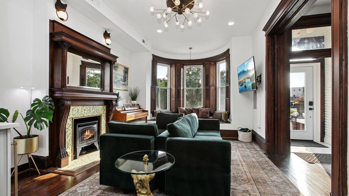 Shaw House | Historic-7BR/4.5BA-Parking+By Metro+Chef's Kitchen