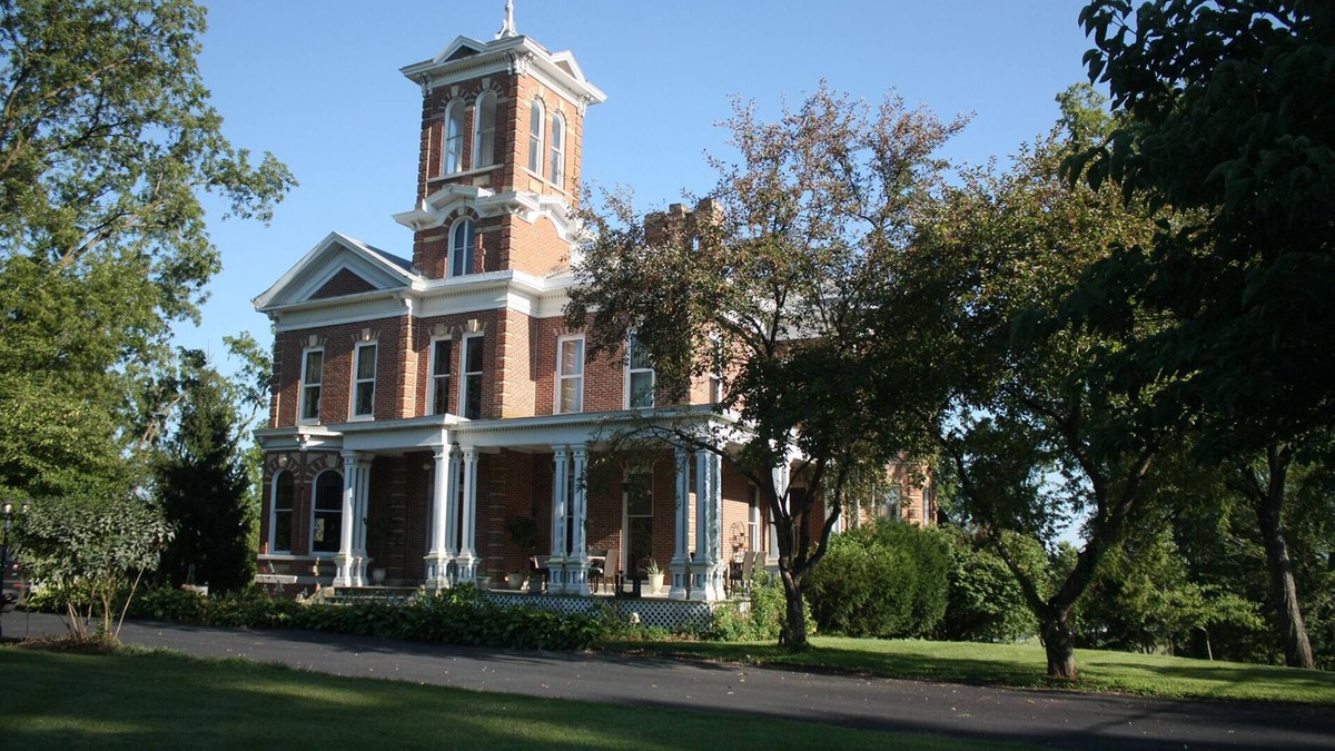 Glasgow House | Historic and Inspirational Mansion in quaint MO river town!