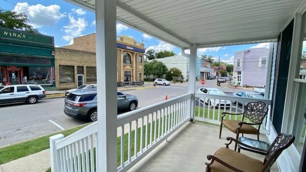 Augusta House | Historic Augusta Ky Escape with private parking