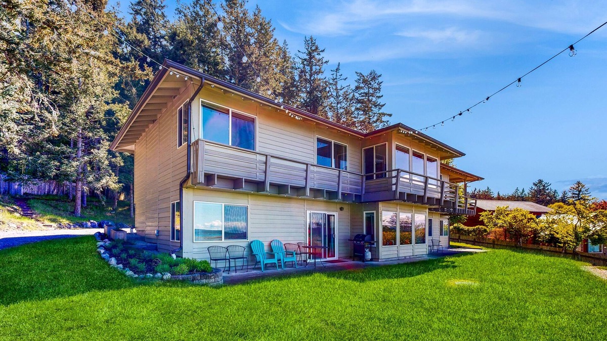 Lopez Island House | Historic bayfront home with amazing view, fireplaces, & large yard - 2 dogs OK