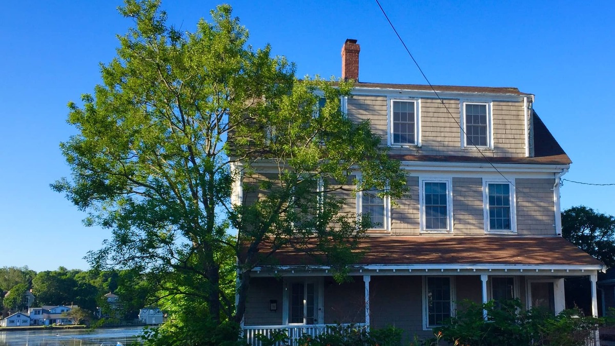 Hull House | Historic Beach House on Pond Across from Ocean/Beach