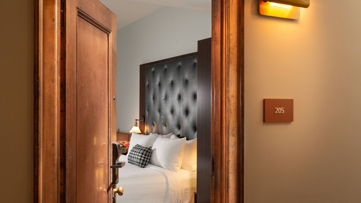 Roanoke Hotel | Historic Boutique Hotel in Heart of Downtown Roanoke -Restaurants, Shops & More!