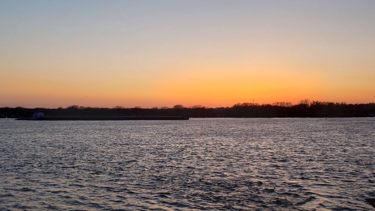 Hampton Apartment | Historic building on the Mississippi River