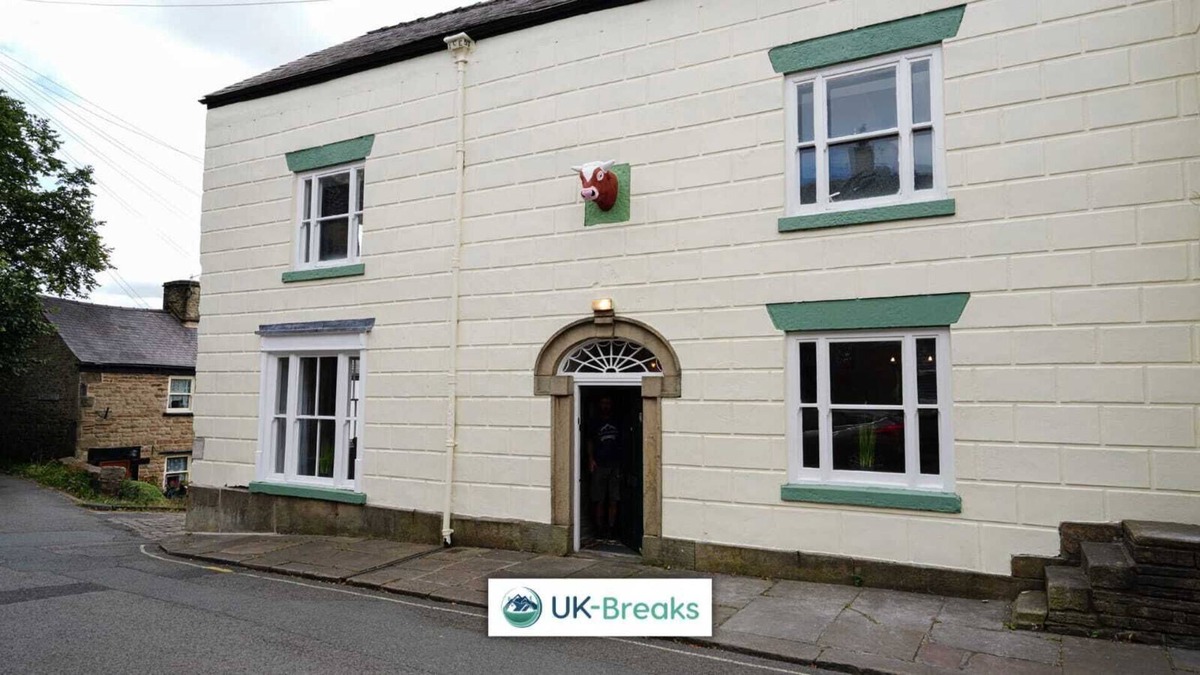 Chapel en le Frith House | Historic Bulls Head. Grade II Listed. Pet Friendly. Sleeps 12