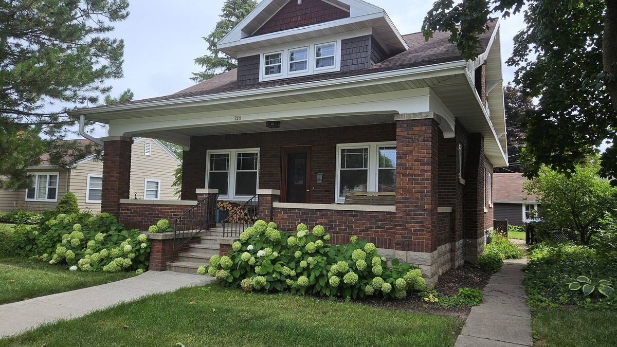 De Pere House | Historic Bungalow in downtown De Pere, sleeps 8