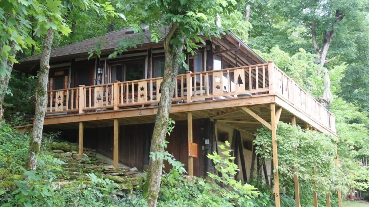 Eureka Springs House | Historic Cabin on Lake Lucerne + 5 Mins to Eureka!