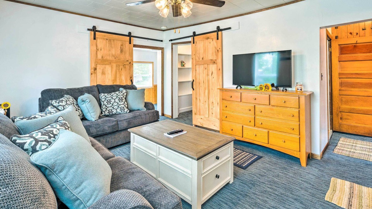Arnolds Park Cabin | Historic Cabin Retreat: Steps to Okoboji Lake