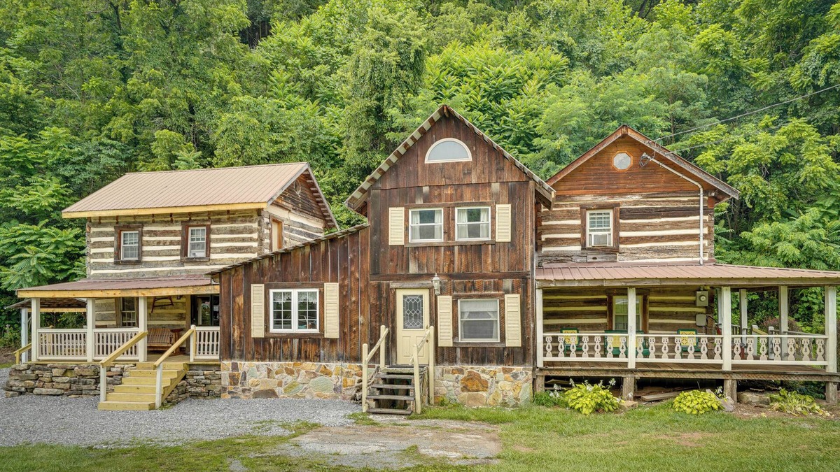 Seneca Rocks Cabin | Historic Cabin Retreat ~ 2 Mi to Seneca Rocks!