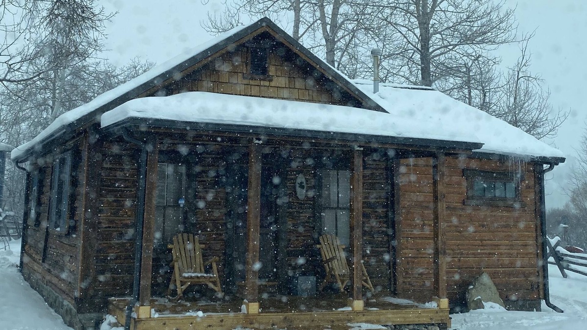 Roberts Cabin | Historic Cabin w/Hot Tub- near red lodge, visit Beartooth Pass & Yellowstone