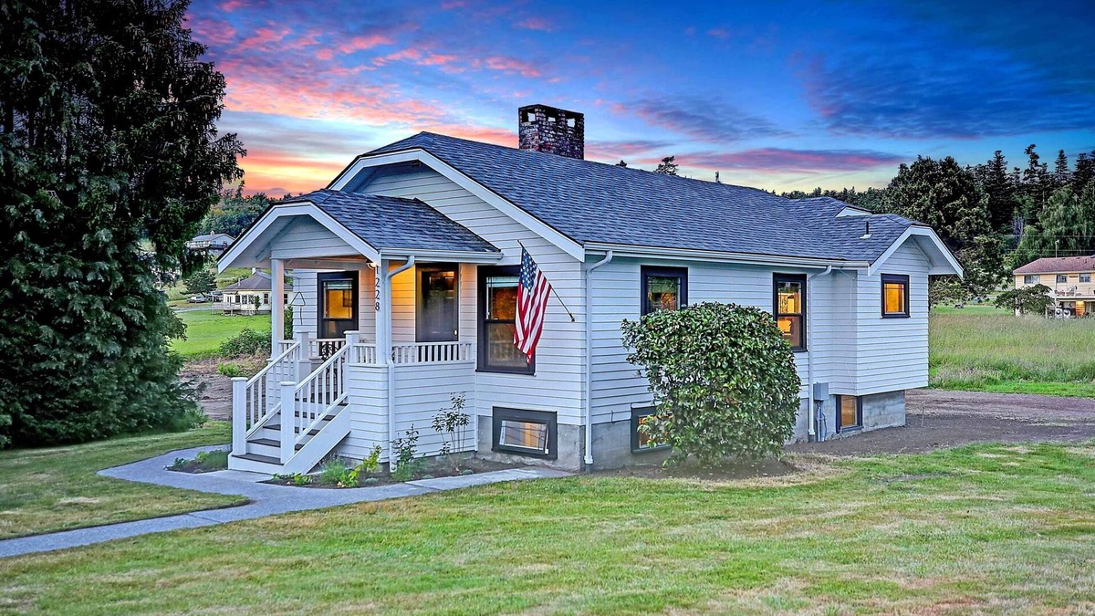 Camano Island House | Historic Camano Island Farmhouse - Fully Restored