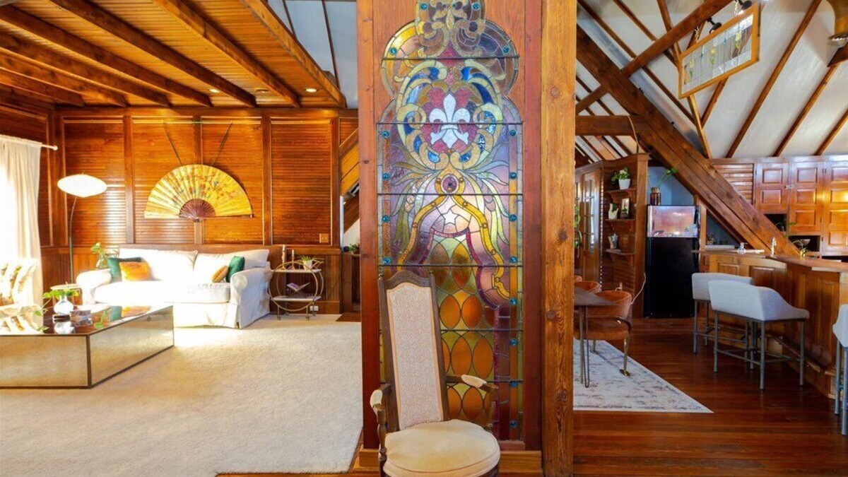 Lindenwald Apartment | Historic Carriage House: Unique Stay in the Heart of Hamilton