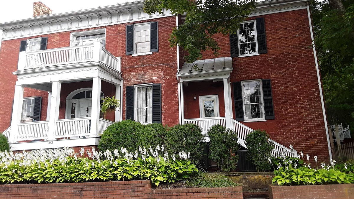 Lewisburg House | Historic center of the city