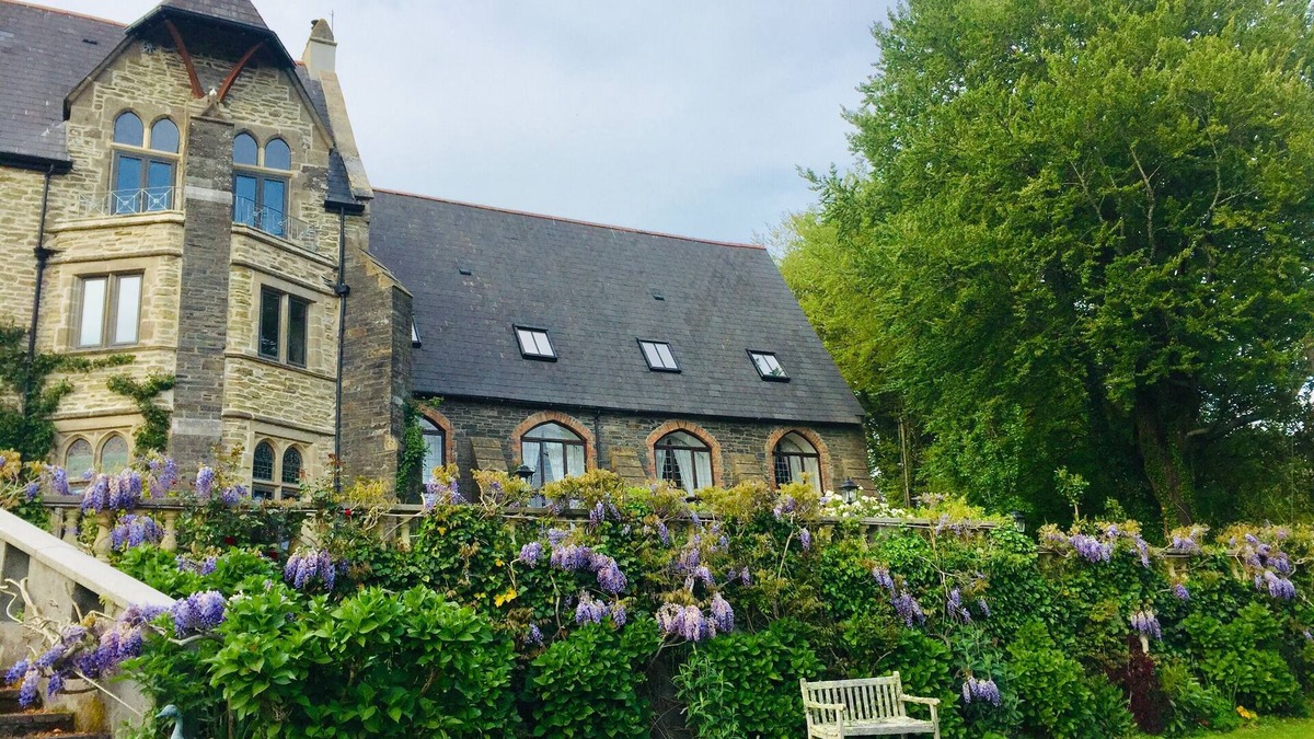 Lostwithiel Cottage | Historic Chapel Cottage with pool & pet friendly