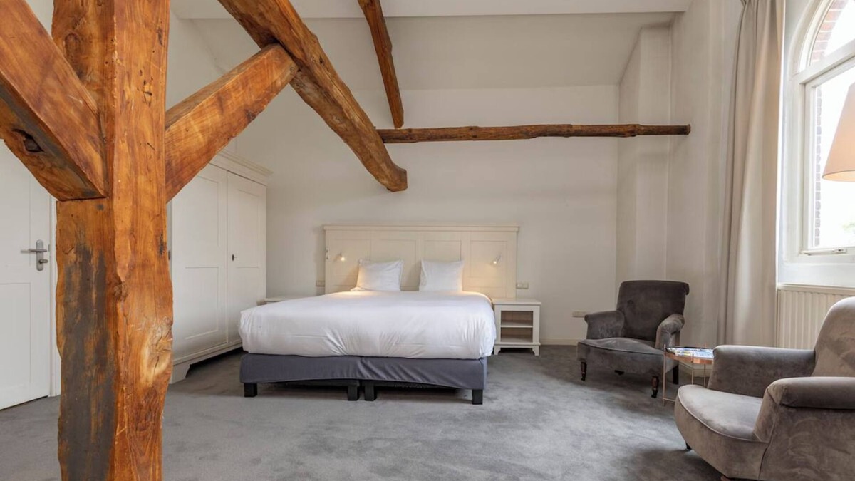 Baarlo Hotel | Historic Charm with Modern Comfort and Nearby Shopping! Free Parking, Dining!