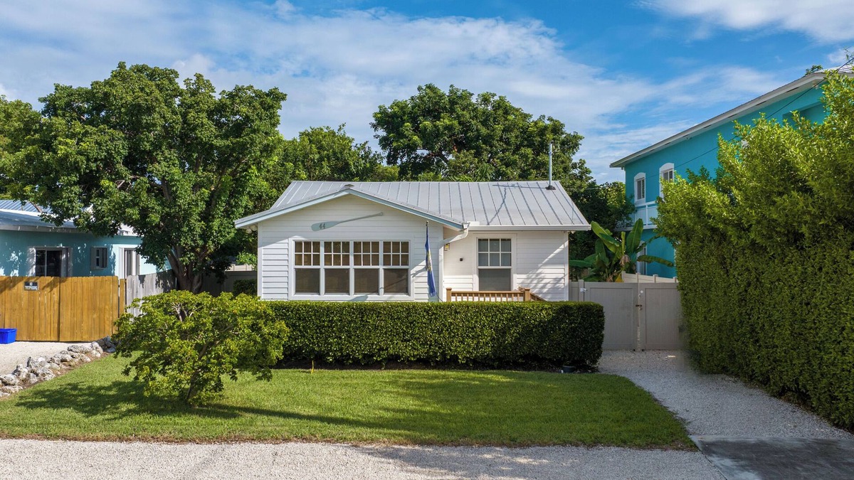 Key Largo Cottage | Historic Charming 2-bedroom cottage with WiFi, AC in Key Largo