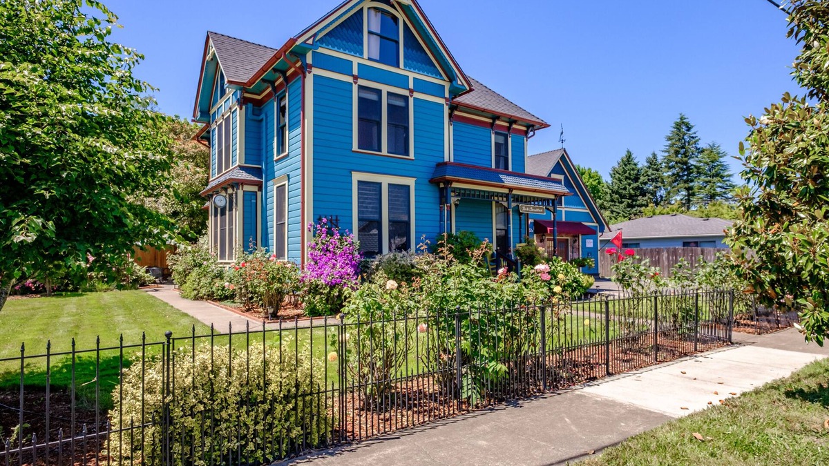 Monmouth House | Historic & Charming Home In Willamette Valley Wine Country 1 Block from WOU