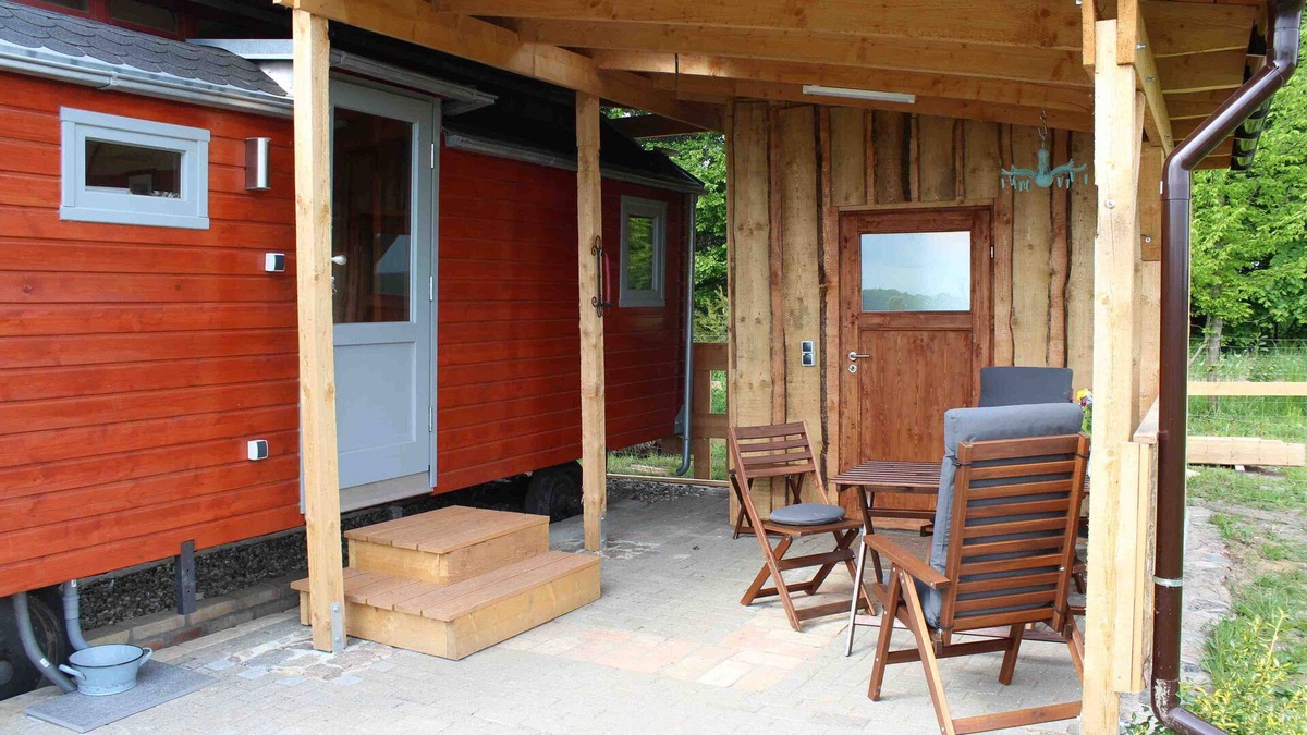 Ehmkendorf Cabin | Historic circus wagon in idyllic landscape and tranquility