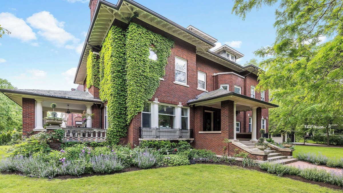 South Evanston House | Historic Coach House in Evanston One Block to Beach and Close to Town and NU!