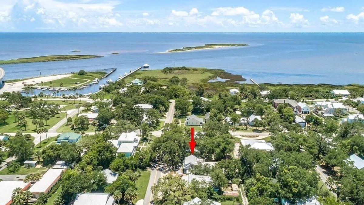 Historic Downtown Apalachicola House | Historic Coastal Retreat: 3‑BR Cape Cod Cottage w/Courtyard, Porch & Bay Access