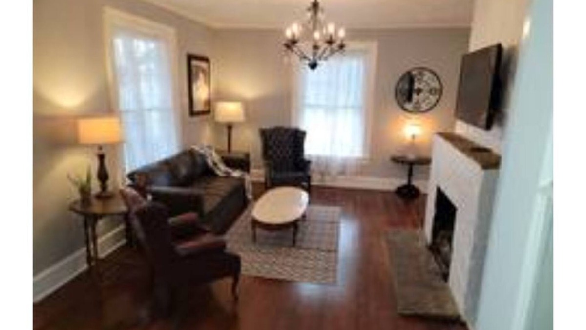 Blackstone House | Historic Colonial Foursquare near FASTC/Ft Barfoot
