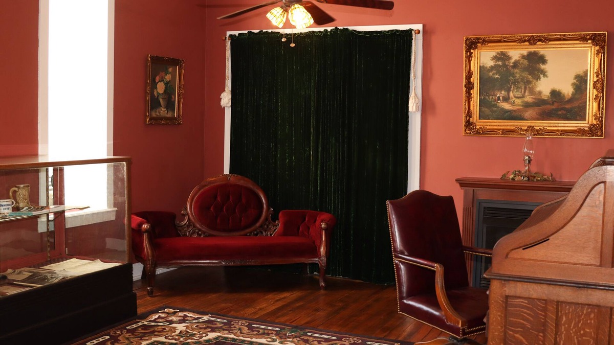 Osceola Hotel | Historic Commercial Hotel(Est.1868) "Dam Room"