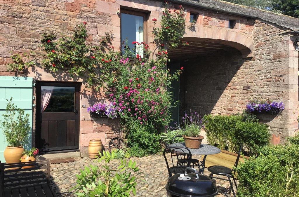 Welton House | Historic converted byre in courtyard of 16C house