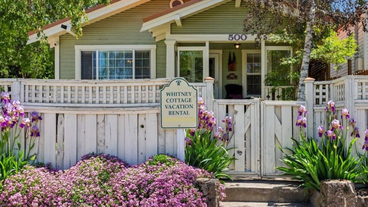 Mount Shasta House | Historic cottage in downtown Mt. Shasta, just steps away from all the action.