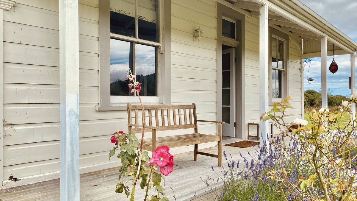 Manakau Cottage | Historic cottage in peaceful rural setting
