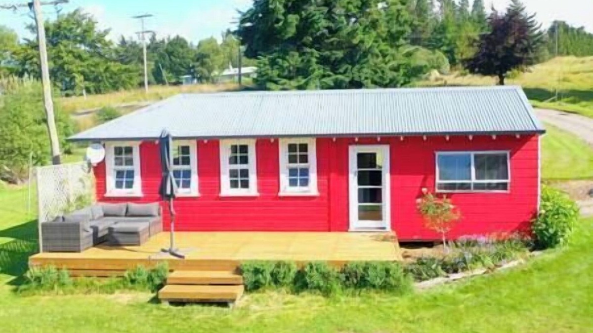 Danseys Pass House | Historic Cottage in rural Oamaru with farm animals and outdoor baths