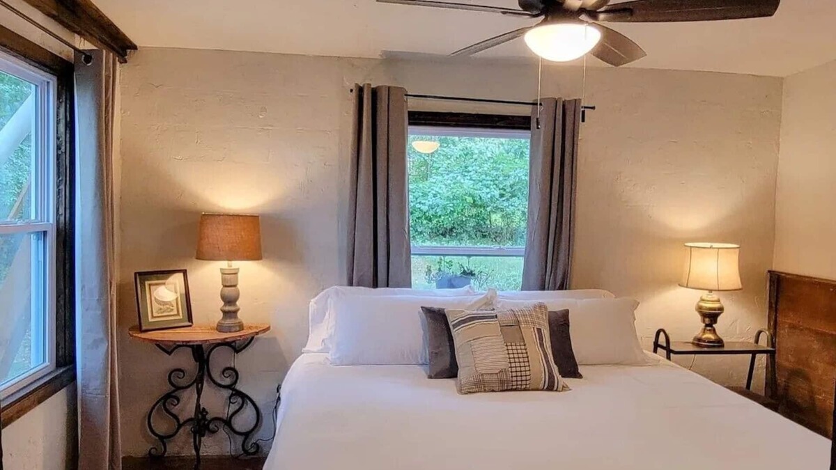 Nashville House | Historic Cottage-near Crater of Diamonds & Historic Washington State Park