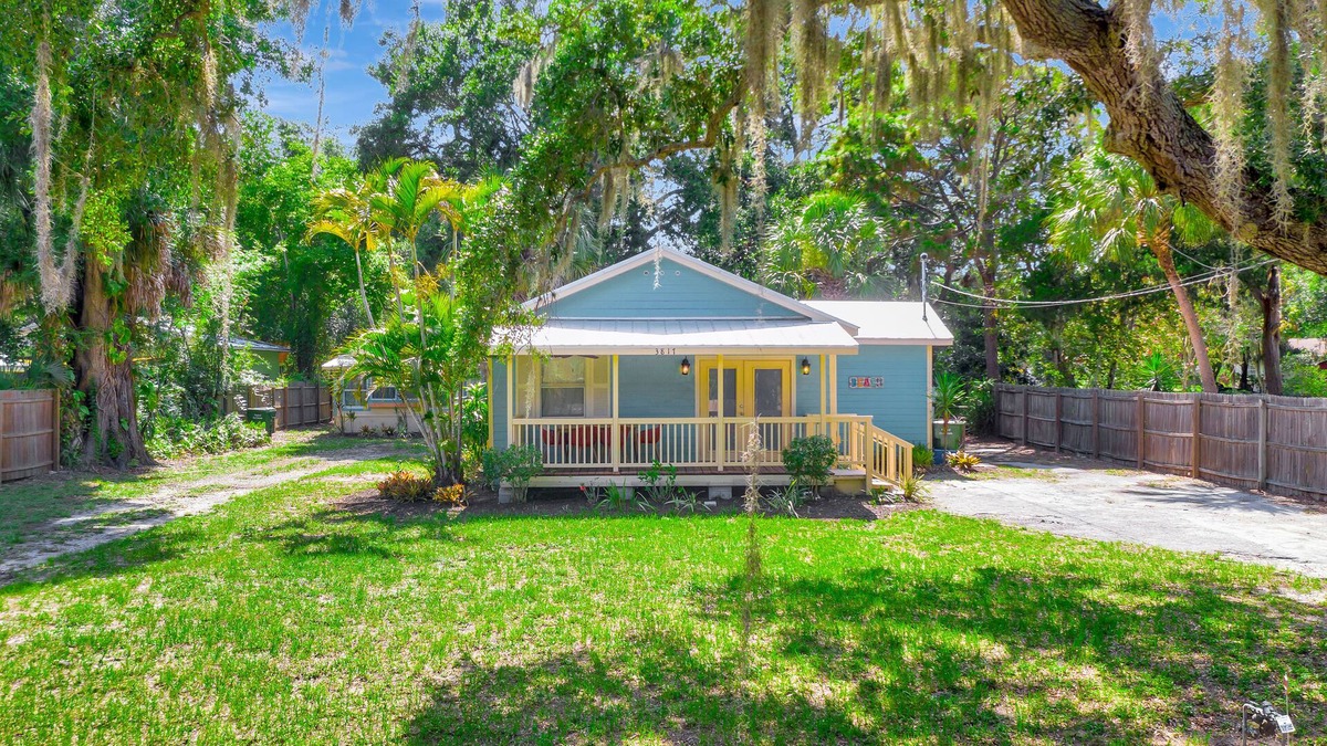 Bayou Oaks House | Historic cottage near everything with front porch, large yard, & WiFi - dogs OK