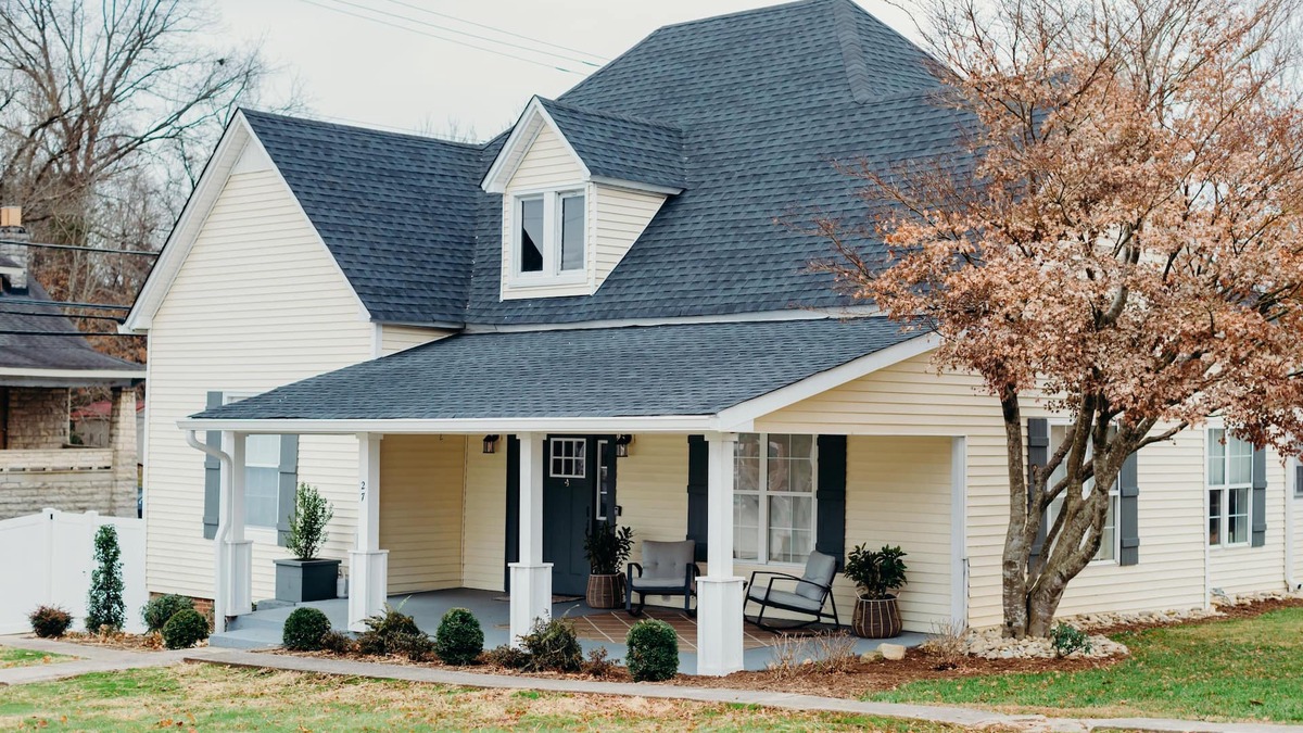 Sparta House | Historic Cottage Pet Friendly Downtown Sparta TN 45 Mins to 4 State Parks